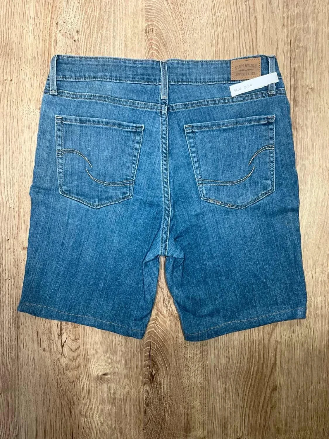 Short Levi's Mid Rise Capri Taille 6 W28 Vintage Bleu Slv 024 – photo 7